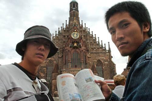 Auch Japaner finden das Männleinlaufen toll: Hier warten Yoschinori Kubo und Hitoshi Kobayashi (links) auf die Attraktion.