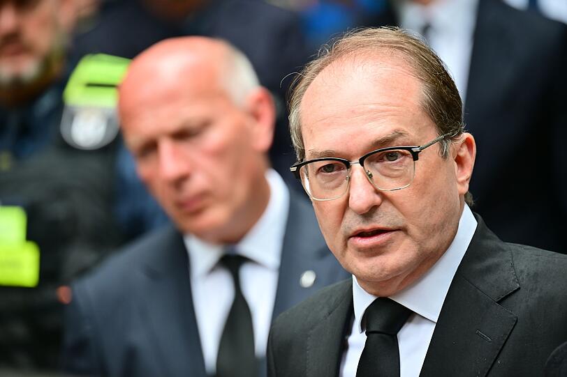 Allein auf Deradikalisierung zu setzen, "wäre sicherlich naiv", sagt Innenminister Dobrindt. Allein auf Deradikalisierung zu setzen, "wäre sicherlich naiv", sagt Innenminister Dobrindt.