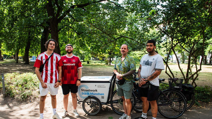 Die Streetworker der Stadt unterwegs im Nußbaumpark: (v.li.) Alan, Riza-Leon, Patrick und Florian. Mit ihrem Lastenrad fahren sie durch die Stadt und unterstützen Suchterkrankte. Die Streetworker der Stadt unterwegs im Nußbaumpark: (v.li.) Alan, Riza-Leon, Patrick und Florian. Mit ihrem Lastenrad fahren sie durch die Stadt und unterstützen Suchterkrankte.