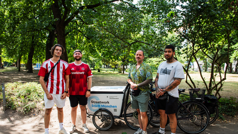 Die Streetworker der Stadt unterwegs im Nu&szlig;baumpark: (v.li.) Alan, Riza-Leon, Patrick und Florian. Mit ihrem Lastenrad fahren sie durch die Stadt und unterst&uuml;tzen Suchterkrankte.