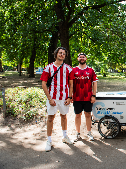 Die Streetworker der Stadt unterwegs im Nu&szlig;baumpark: (v.li.) Alan, Riza-Leon, Patrick und Florian. Mit ihrem Lastenrad fahren sie durch die Stadt und unterst&uuml;tzen Suchterkrankte.