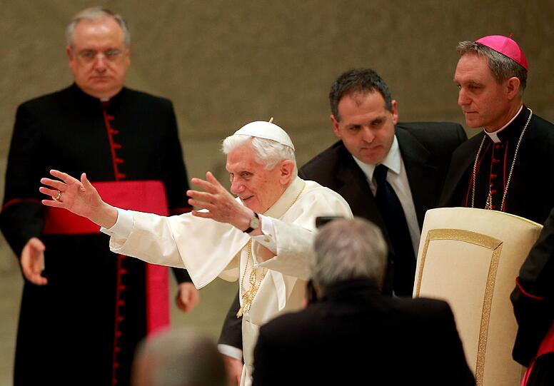 Papst Benedikt XVI. segnet in der Audienzhalle Paolo VI im Vatikan bei seiner voraussichtlich letzten Generalaudienz die Gläubigen. Es ist das erste Mal, dass sich der Pontifex nach seiner historischen Rücktrittankündigung vom Montag den Gläubigen zeigt. Die Bilder.