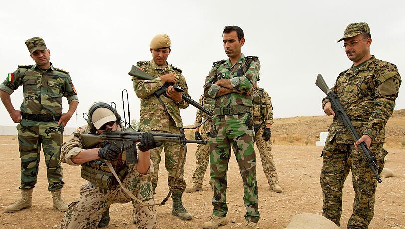 Soldaten der Bundeswehr weisen kurdische Peschmerga in die Handhabung des G3-Sturmgewehrs in Erbil ein. Soldaten der Bundeswehr weisen kurdische Peschmerga in die Handhabung des G3-Sturmgewehrs in Erbil ein.