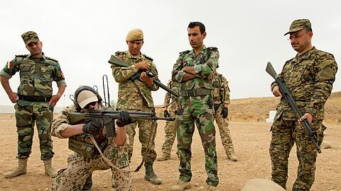 Soldaten der Bundeswehr weisen kurdische Peschmerga in die Handhabung des G3-Sturmgewehrs in Erbil ein.
