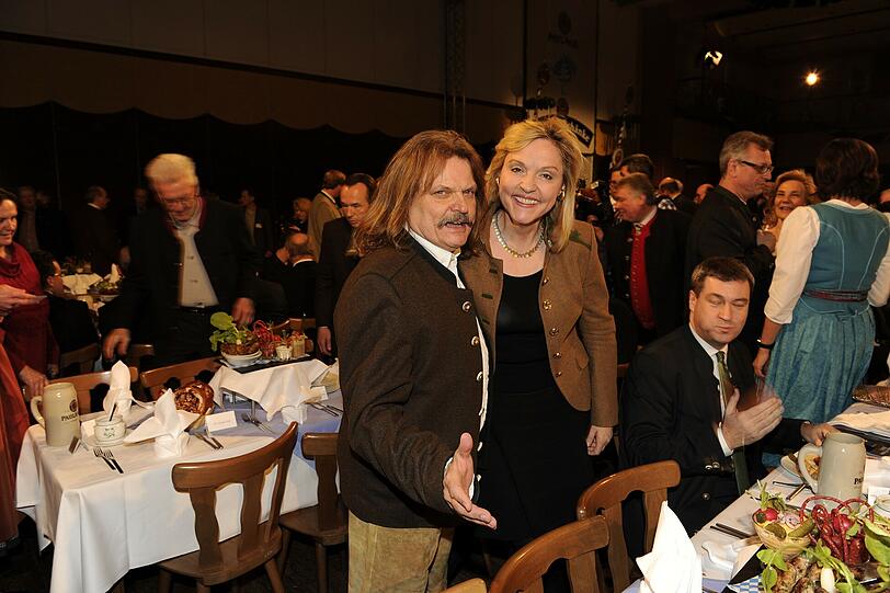 Politiker und Prominenz geben sich auf dem Nockherberg die Hand - Sehen Sie hier die Bilder des Starkbier-Anstich 2015.