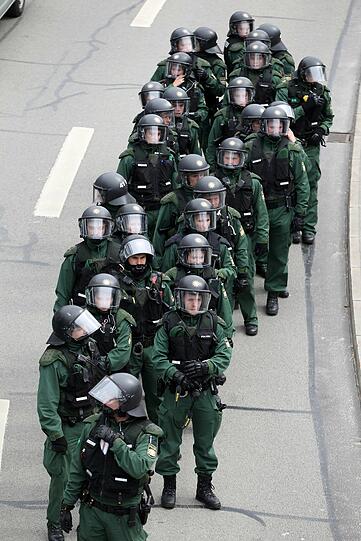 Bengalos, Chinaböller, Flaschenwürfe: FC Bayern II gegen TSV 1860 II: Die Bilder von Aufmarsch der Fans. 1000 Polizei-Beamte sind im Einsatz.