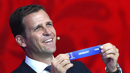 Glückliche Losfee: Oliver Bierhoff, der Manager der deutschen Fußball-Nationalmannschaft, beweist ein gutes Händchen. Glückliche Losfee: Oliver Bierhoff, der Manager der deutschen Fußball-Nationalmannschaft, beweist ein gutes Händchen.