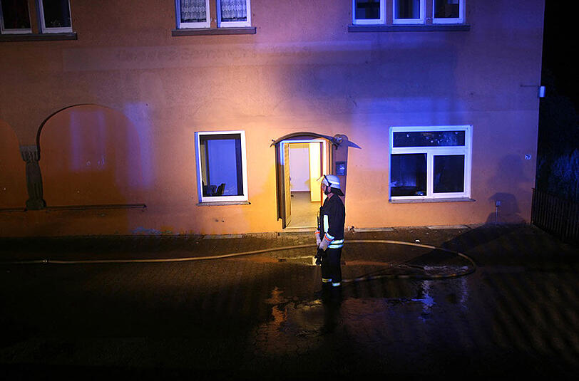 Unbekannte haben in Salzhemmendorf im Landkreis Hameln-Pyrmont (Niedersachsen) einen Brandanschlag auf eine Wohnung von Asylbewerbern verübt.