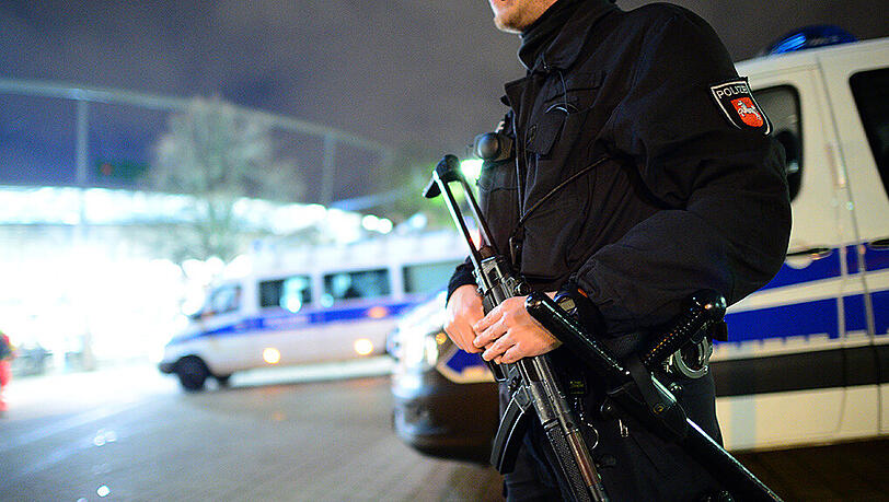 Eine Stunde zuvor hatte die Polizei wegen des Fundes eines verdächtigen Gegenstandes einen Bereich vor dem Stadion abgesperrt. Nach eingehender Kontrolle wurde zu diesem Zeitpunkt noch Entwarnung gegeben. Eine Stunde zuvor hatte die Polizei wegen des Fundes eines verdächtigen Gegenstandes einen Bereich vor dem Stadion abgesperrt. Nach eingehender Kontrolle wurde zu diesem Zeitpunkt noch Entwarnung gegeben.