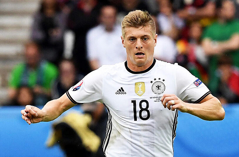 Toni Kroos: Note 3+. Hirn der Mannschaft und Taktgeber als Ballverteiler mit Top-Passquote, dennoch meist zu ineffektiv, wenig Torgefahr.