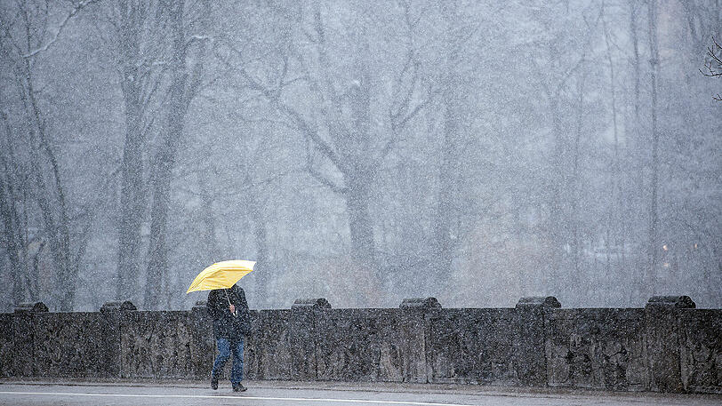 Beim Wetter-Chaos in den nächsten Tagen gehören warme Jacke und Regenschirm zur Pflicht-Ausstattung.