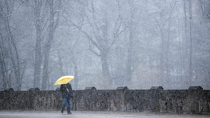 Beim Wetter-Chaos in den nächsten Tagen gehören warme Jacke und Regenschirm zur Pflicht-Ausstattung. Beim Wetter-Chaos in den nächsten Tagen gehören warme Jacke und Regenschirm zur Pflicht-Ausstattung.
