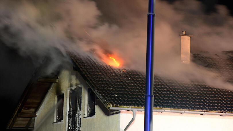 In einem Einfamilienhaus in Geisenhausen brach am Samstagmorgen ein Feuer aus.