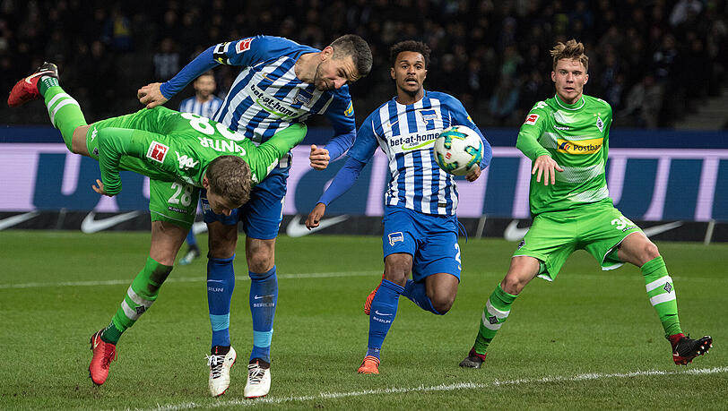Die Hertha-Profis Vedad Ibisevic (2.v.l.) und Valentino Lazaro (2.v.r) sowie die Mönchengladbacher Matthias Ginter (l). und Nico Elvedi kämpfen um den Ball. Die Hertha-Profis Vedad Ibisevic (2.v.l.) und Valentino Lazaro (2.v.r) sowie die Mönchengladbacher Matthias Ginter (l). und Nico Elvedi kämpfen um den Ball.