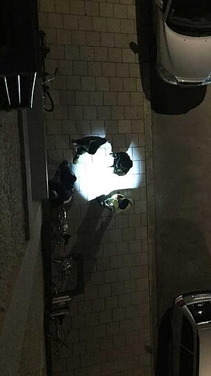 Im Lichtkegel von Taschenlampen stehen Polizisten und die Verdächtigen.