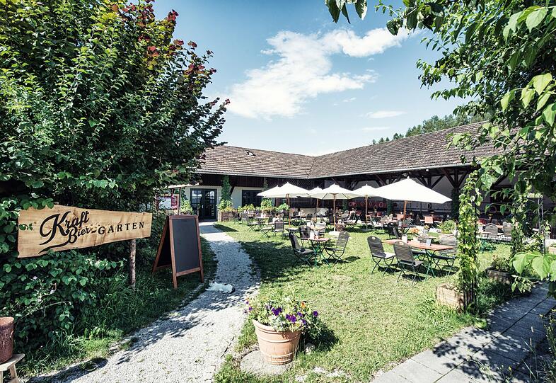 In der Remise des Schlossguts Oberambach am Starnberger See kommen saisonale und regionale Spezialitäten auf den Tisch