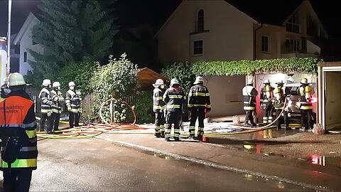 Die Feuerwehr konnte den brennenden BMW löschen, zum Abkühlen musste er in einen Spezialcontainer geladen werden.