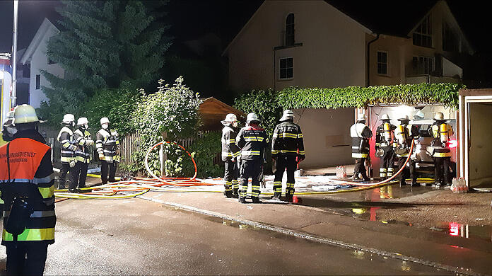Die Feuerwehr konnte den brennenden BMW löschen, zum Abkühlen musste er in einen Spezialcontainer geladen werden.