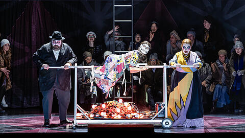 Eine Alptraumszene, in der sich die weibliche Hauptfigur der Oper gegrillt fühlt.