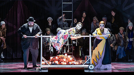 Eine Alptraumszene, in der sich die weibliche Hauptfigur der Oper gegrillt f&uuml;hlt.