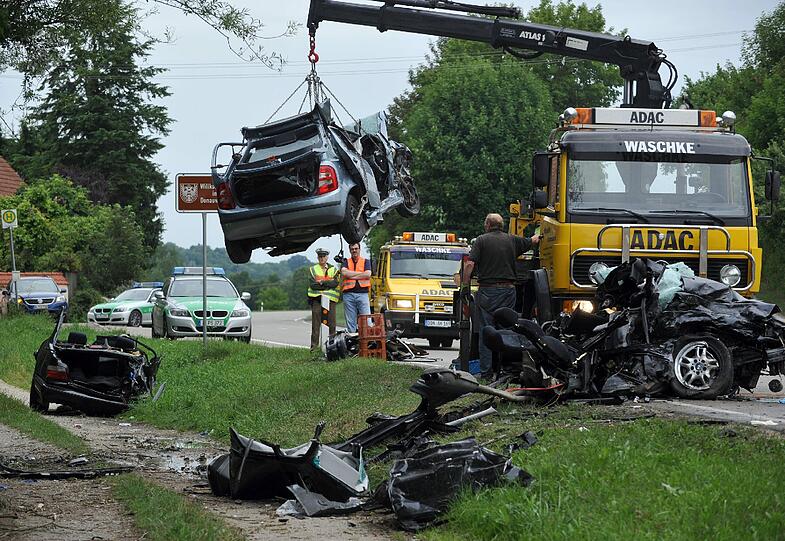 Fünf Menschen sind am Wochenende bei einem Überholmanöver nahe Donauwörth im Kreis Donau-Ries ums
Leben gekommen. Ein 20 Jahre alter Autofahrer hatte nach Angaben der Polizei auf der Bundesstraße 2 eine Wagenkolonne überholt. Die Bilder