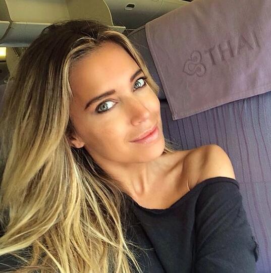 Sylvie schießt ein Selfie im Flugzeug auf dem Weg nach Bangkok