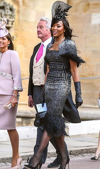 Topmodel Naomi Campbell nutzt den Weg zur Kirche als Catwalk.