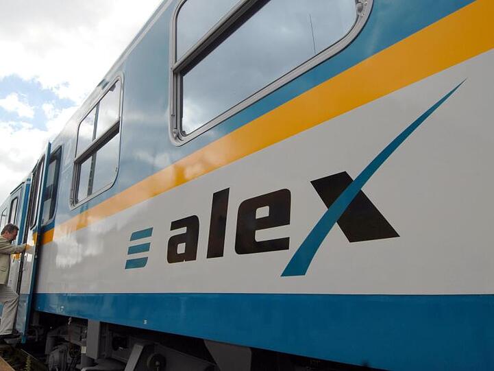 Ein Mann steigt in einen Waggon des Allgäu-Express (Alex). Foto: Armin Weigel/dpa