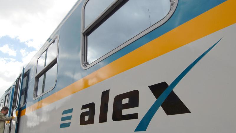 Ein Mann steigt in einen Waggon des Allgäu-Express (Alex). Foto: Armin Weigel/dpa Ein Mann steigt in einen Waggon des Allgäu-Express (Alex). Foto: Armin Weigel/dpa