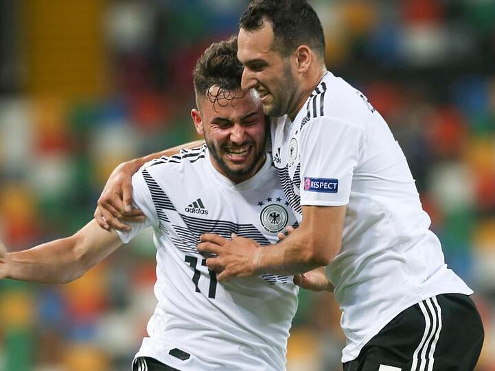 Levin Öztunali (r) feiert Doppeltorschütze Marco Richter.