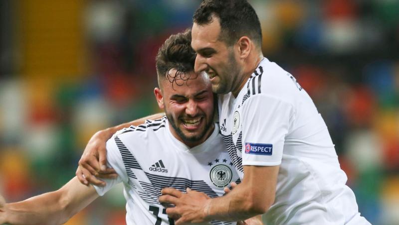 Levin Öztunali (r) feiert Doppeltorschütze Marco Richter. Levin Öztunali (r) feiert Doppeltorschütze Marco Richter.