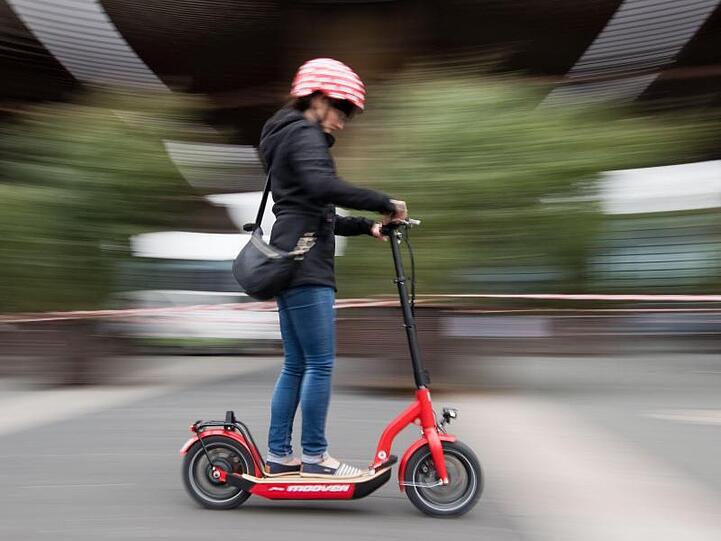 In internationalen Metropolen sind Tretroller mit Elektromotor schon unterwegs. Die Bundesregierung hat nun endgültig den Weg zur Zulassung in Deutschland freigemacht.