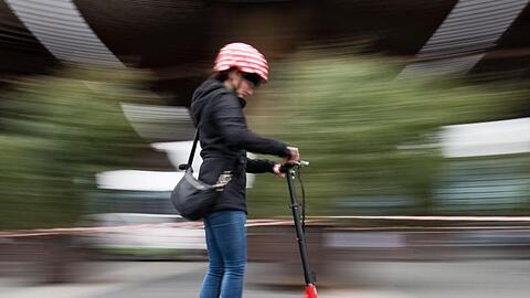 In internationalen Metropolen sind Tretroller mit Elektromotor schon unterwegs. Die Bundesregierung hat nun endgültig den Weg zur Zulassung in Deutschland freigemacht.