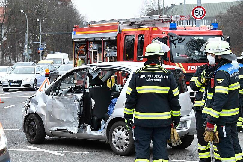 Mit eingeschaltetem Martinshorn und Sirene: Der Rettungswagen der Feuerwehr befand sich auf der Alarmfahrt zu einer Einsatzstelle.