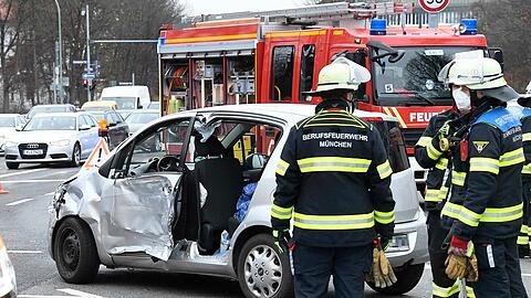 Mit eingeschaltetem Martinshorn und Sirene: Der Rettungswagen der Feuerwehr befand sich auf der Alarmfahrt zu einer Einsatzstelle.