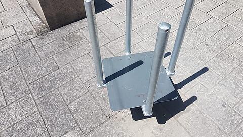 Der neue Pizzakartonhalter am Wedekindplatz.