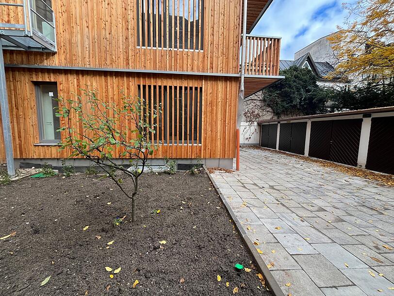 Das Apfelbäumchen hat die Bauherrin von einem Nachbarn geschenkt bekommen. Bald soll hier noch Rollrasen verlegt und Hortensien gepflanzt werden. Das Apfelbäumchen hat die Bauherrin von einem Nachbarn geschenkt bekommen. Bald soll hier noch Rollrasen verlegt und Hortensien gepflanzt werden.