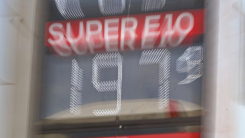 Vereinzelt lassen sich Spritpreise unter 2 Euro bereits finden - noch sind sie aber die Ausnahme. (Archivbild)