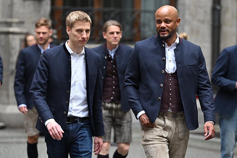 Vincent Kompany (r, ) und Dominik Krause (B&uuml;ndnis 90/ Die Gr&uuml;nen), Oberb&uuml;rgermeister von M&uuml;nchen, kommen zur Meisterfeier.