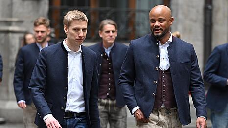 Vincent Kompany (r, ) und Dominik Krause (B&uuml;ndnis 90/ Die Gr&uuml;nen), Oberb&uuml;rgermeister von M&uuml;nchen, kommen zur Meisterfeier. Kurz danach wird der OB mit einem falschen Namen durch Stadionsprecher Lehmann angesprochen.