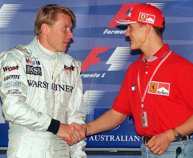 Dieser Zweikampf prägte die späten 90er in der Formel 1: Der Finne Mika Häkkinen und Michael Schumacher schenkten sich im direkten Duell auf der Strecke nichts, ihre Beziehung abseits der Piste war allerdings stets von gegenseitigem Respekt geprägt. Häkkinen konnte die Königsklasse zwei Mal gewinnen...
