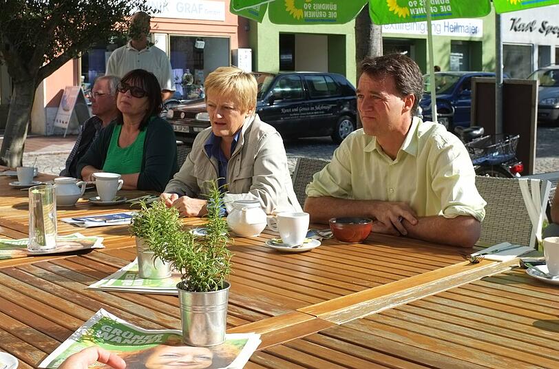 Renate Künast (Mitte) Landtagskandidatin Helga Stieglmeier (links) und Bundestagskandidat Stefan Kisters in Dorfen