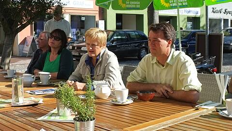 Renate Künast (Mitte) Landtagskandidatin Helga Stieglmeier (links) und Bundestagskandidat Stefan Kisters in Dorfen