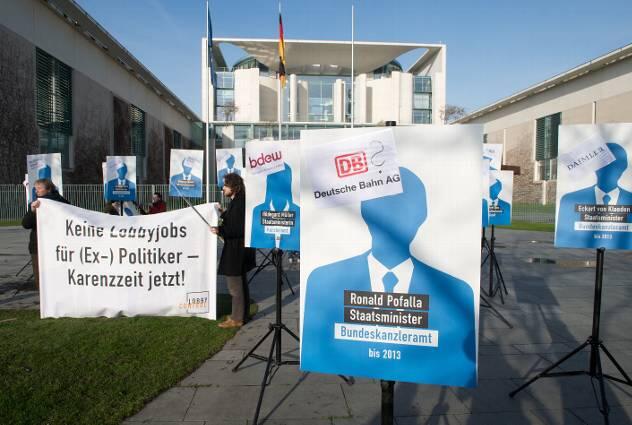 Aktivisten von Lobbycontrol fordern vor dem Kanzleramt gesetzliche Karenzzeiten für Politiker, die in die Wirtschaft wechseln.