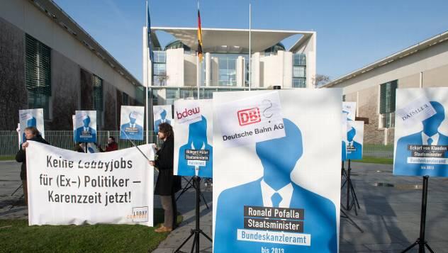 Aktivisten von Lobbycontrol fordern vor dem Kanzleramt gesetzliche Karenzzeiten für Politiker, die in die Wirtschaft wechseln. Aktivisten von Lobbycontrol fordern vor dem Kanzleramt gesetzliche Karenzzeiten für Politiker, die in die Wirtschaft wechseln.