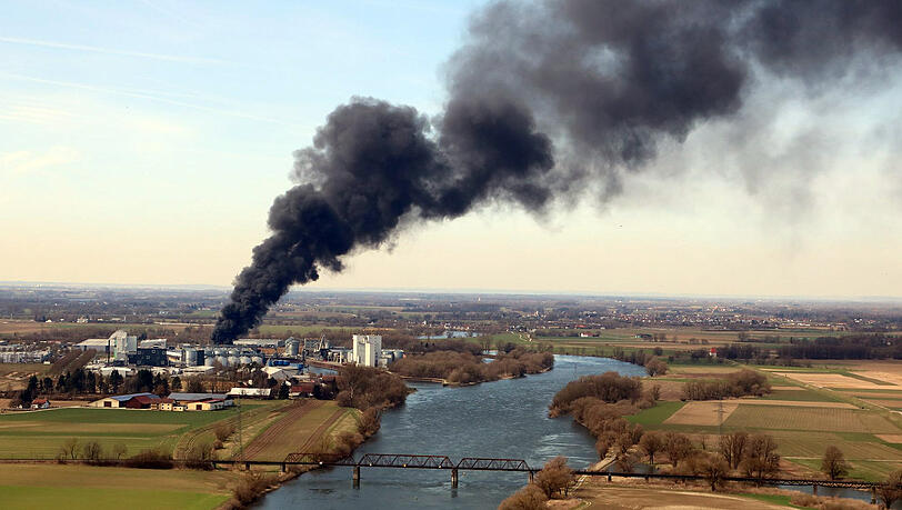 Am Dienstagmittag ist am Hafen Straubing-Sand offenbar Kunststoff in Brand geraten. Am Dienstagmittag ist am Hafen Straubing-Sand offenbar Kunststoff in Brand geraten.