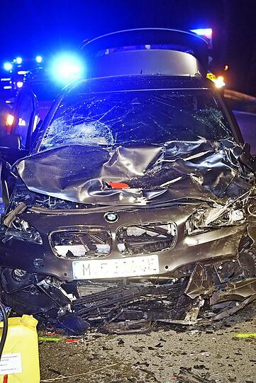 Auf einer Staatsstraße bei Erding kam es zu einem tödlichen Crash zwischen einem Alfa und einem BMW.