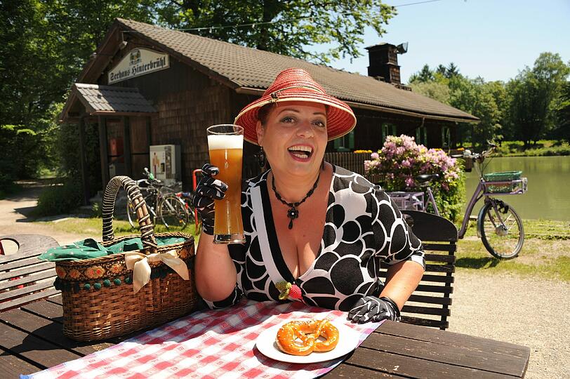 &bdquo;Ich sitz&rsquo; meistens am Stammtisch&ldquo;: Petra Perle im Seehaus Hinterbrühl.