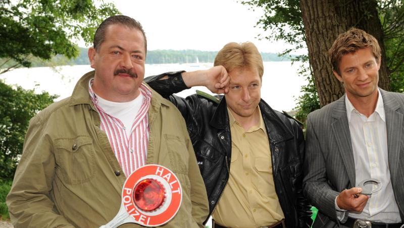 Die Schauspieler Joseph Hannesschläger (als Korbinian Hofer, l-r), Max Müller (als Michael Mohr) und Igor Jeftic (als Sven Hansen) bei einem Fototermin bei den Dreharbeiten der TV-Serie "Rosenheim-Cops". Foto: Tobias Hase/dpa Die Schauspieler Joseph Hannesschläger (als Korbinian Hofer, l-r), Max Müller (als Michael Mohr) und Igor Jeftic (als Sven Hansen) bei einem Fototermin bei den Dreharbeiten der TV-Serie "Rosenheim-Cops". Foto: Tobias Hase/dpa
