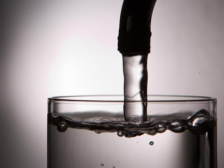 Das Bundesumweltministerium will Wasserspender an öffentlichen Orten fördern. "In den Städten soll es überall gut erreichbar Nachfüllstationen für Wasserflaschen geben", heißt es in dem Fünf-Punkte-Plan.